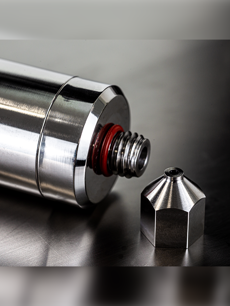 Close-up premium syringe with premium nozzle – high-precision tip for detailed edible 3D prints on Felix Switch